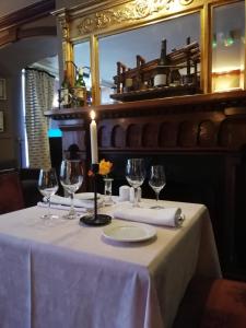 基拉尼基拉尼弗雷联排别墅旅馆的一张桌子,上面放着蜡烛和酒杯