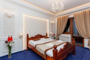 兹蒂尔布蒂扎克旅馆的一间卧室配有一张床和一个吊灯
