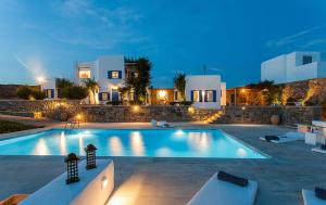 Amazing Villa 6bed in Agios Lazaros Mykonos内部或周边的泳池