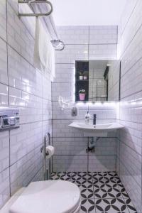 伊斯坦布尔STaYLE的白色的浴室设有水槽和卫生间。