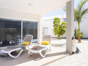 帕莱索海滩Villa Blanca Playa Paraíso by Interhome的房子前面的两把椅子和一张桌子