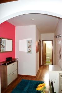 法克湖斯赫利特威瑟公寓的客厅拥有红色和白色的墙壁