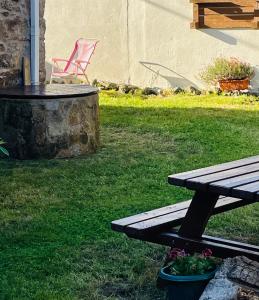BoimortoAlbergue-Hostel Casa da Gandara的院子里的野餐桌,配有桌椅