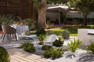 尼姆马斯德博登酒店的庭院内带桌椅的花园