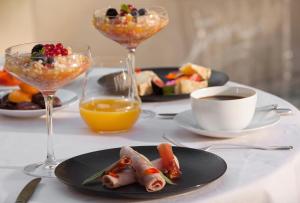 尼姆马斯德博登酒店的一张桌子,上面有两盘食物和饮料