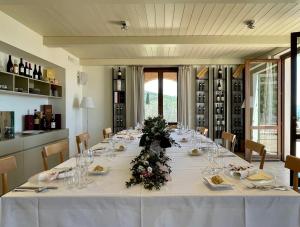 福利尼奥奎尔切塔住宿加早餐旅馆的一张长桌,上面有白色的桌布和鲜花