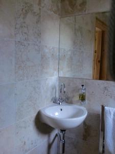Rough CloseQuiet, cosy annexe room的瓷砖墙内带水槽的浴室