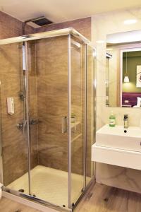 埃拉福尼西岛Lafo Rooms的带淋浴和盥洗盆的浴室