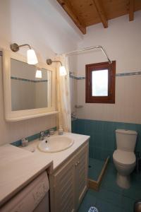 KámbosThea House Patmos的一间带水槽、卫生间和镜子的浴室