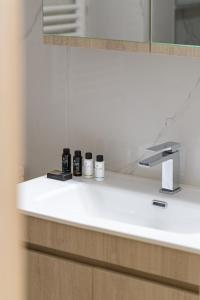 罗希姆诺Central & Quiet Studio的浴室的柜台设有水槽和镜子