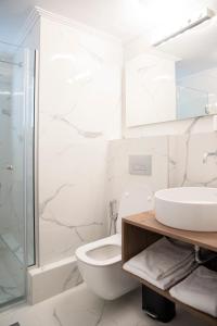 约阿尼纳CityScape Luxury Apartments的浴室配有卫生间、盥洗盆和淋浴。