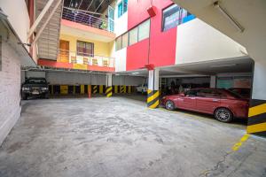 基多Hotel Cumbayá Sanvy的车库里有一个红色的停车位