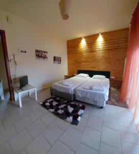 奥瑞斯蒂亚斯Nefeli Apartments Ορεστιάδα的一间卧室设有一张床和木墙