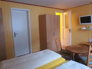兰达小马特洪峰酒店的卧室配有床、桌子和门