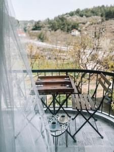 利马索尔Milea Mansion的美景阳台配有桌椅