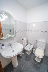 桑塔纳Casa da Tia Clementina的一间带水槽、卫生间和镜子的浴室