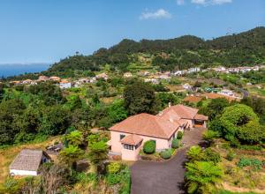 桑塔纳Casa da Tia Clementina的山丘上房屋的空中景致
