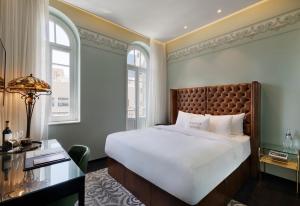 特拉维夫Bachar House的一间卧室设有一张大床和两个窗户。