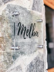利马索尔Milea Mansion的石墙上的一个标志,上面写着“melia hog”这个词
