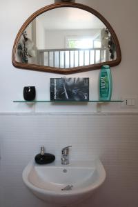 弗兰卡维拉丰塔纳Il Trullo del Cadetto的一间带水槽和镜子的浴室