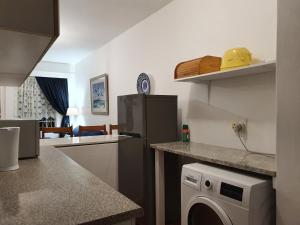 普利登堡湾Bishop's Pen的厨房配有洗衣机和烘干机