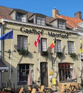 达默Gasthof Maerlant的大楼前有旗帜的餐厅