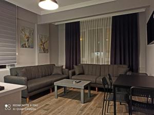 阿拉尼亚Merve Apart Hotel的带沙发和桌子的客厅
