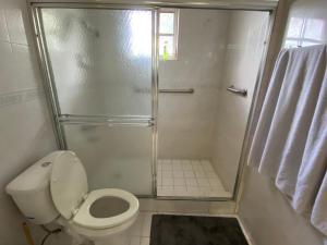 迈阿密Private Cubicle - Single Bed - Mixed Shared Dorm - MIAMI AIRPORT的带淋浴和卫生间的小浴室