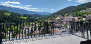 里约·迪·普斯特里亚Molaris Lodge的阳台享有城镇和山脉的景致。