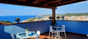 圣特雷莎加卢拉B&B Monte Becco的阳台设有两张桌子,享有海景。