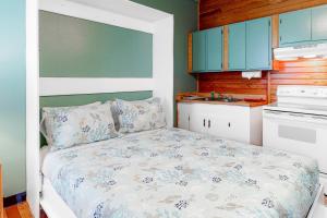 泰比岛Carbo House Eleven的一间带床的小卧室和一间厨房