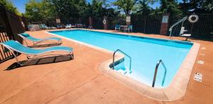 哈里斯堡东哈里斯堡智选假日酒店的游泳池旁设有2把躺椅