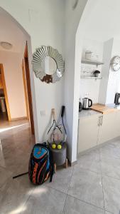 哈维亚Arenal的一间备有背包、网球拍和镜子的客房