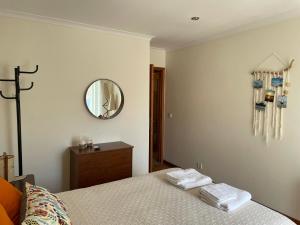 托雷拉Verde Ria apartamento的卧室配有一张床,墙上设有镜子