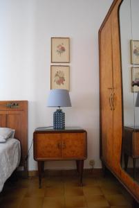 塞斯托卡伦德La casetta del nonno Giampi的一间卧室配有一张床,梳妆台上配有一盏灯