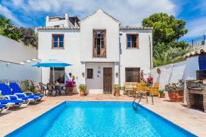 Pinos del ValleCasas Mundo Sol y Luna - 3 houses with pool, wifi & AC - Andalusia的别墅前设有游泳池