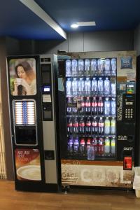 墨尔本宜必思快捷酒店 - 墨尔本机场的装满大量瓶装水的自动售货机