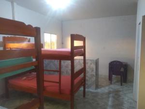 索雷Hostel Viajante Marajo的一间卧室配有两张双层床。