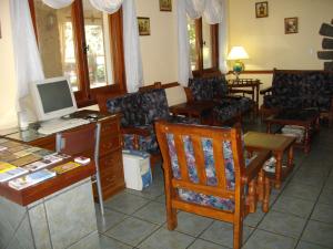 吉亚迪诺镇圣胡安酒店的客房设有带电脑和椅子的书桌。