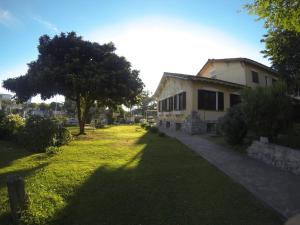 吉亚迪诺镇圣胡安酒店的草场旁有树的房子