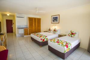 拉罗汤加厄齐沃特温泉度假村酒店的酒店客房带两张床和厨房