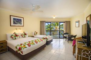 拉罗汤加厄齐沃特温泉度假村酒店的酒店客房设有两张床和一个阳台。
