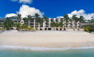 拉罗汤加厄齐沃特温泉度假村酒店的海滩上享有度假村的景致。