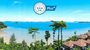 波湾Supalai Scenic Bay Resort And Spa, SHA Extra Plus的shka pust度假村的水景