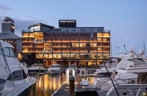 奥克兰Park Hyatt Auckland的码头上停有船只的马里奥特酒店