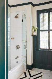 楠塔基特Faraway Nantucket的带淋浴的浴室和玻璃门