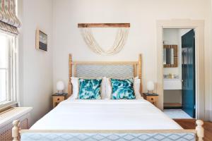 楠塔基特Faraway Nantucket的一间卧室配有一张带蓝色枕头的大床