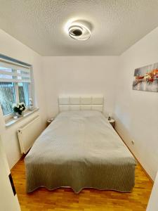 Ferienwohnung Blickfang - Modernes Apartment direkt in der Altstadt von Erfurt mit Balkon - beste Lage und Aussicht客房内的一张或多张床位