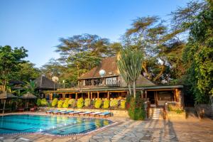 纳库鲁纳库鲁湖山林小屋的一座带游泳池的度假村,位于一座建筑前