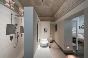 贝加莫哥恩比特酒店的一间带卫生间和步入式淋浴间的浴室